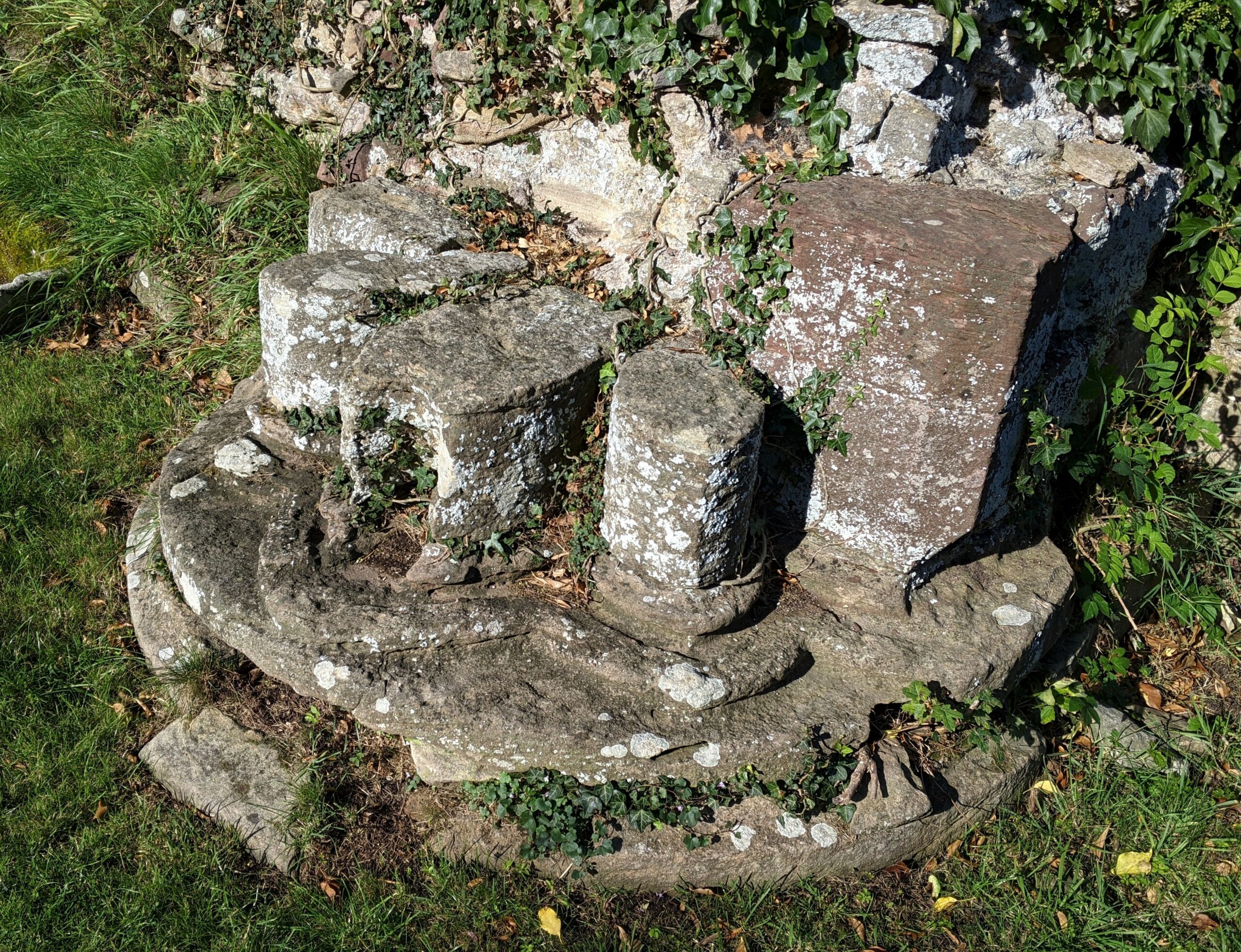 Remains of compound pier, Lindores Abbey. The Tironesian abbey at Lindores was sacked in 1559. (Credit: B. Rhodes / University of St Andrews)